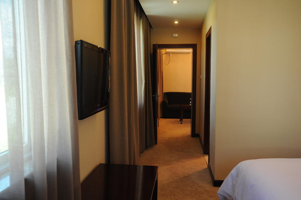 Wanrun International Resort Hotel In Tibet Xigaze Room photo
