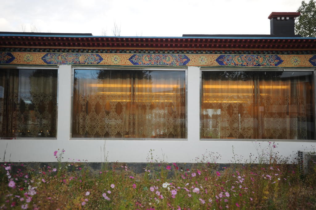 Wanrun International Resort Hotel In Tibet Xigaze Exterior photo