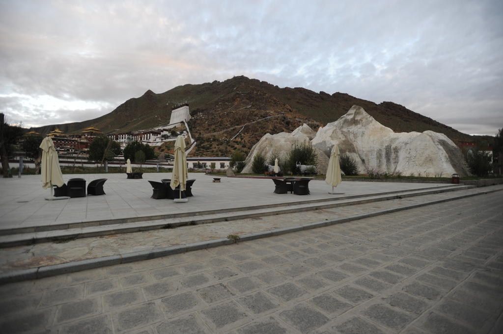 Wanrun International Resort Hotel In Tibet Xigaze Exterior photo
